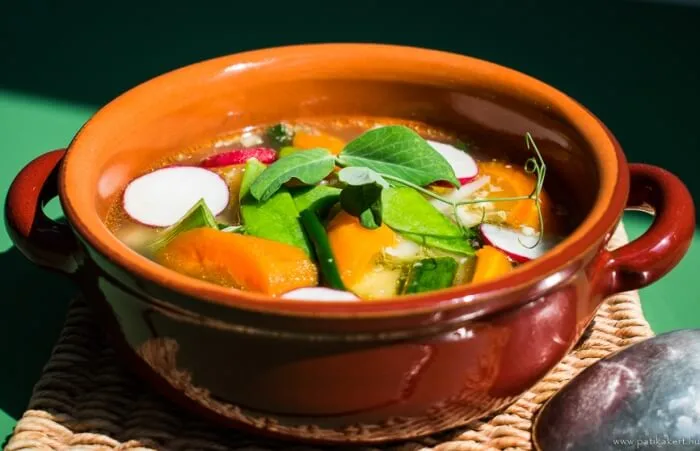 „Fúziós” húsleves, házikoszt módra, sok zsenge, ropogós zöldséggel