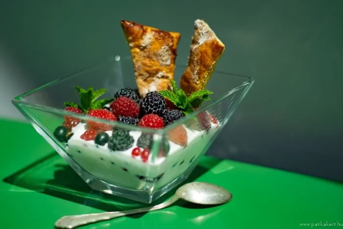 Házi krémtúró, friss bogyósokkal