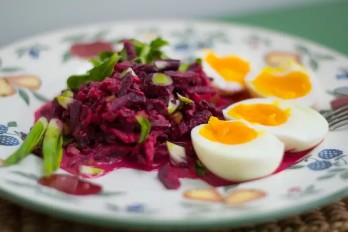 Nyers céklasaláta, harmonikus ízekkel és sok hasznos fito-nutrienssel